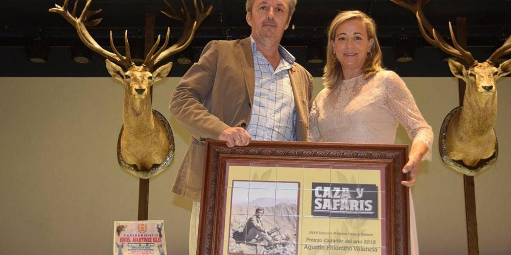 Con su mujer Lola Merino cuando recibió el Cazador del Año de Caza y Safaris