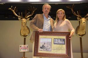Con su mujer Lola Merino cuando recibió el Cazador del Año de Caza y Safaris