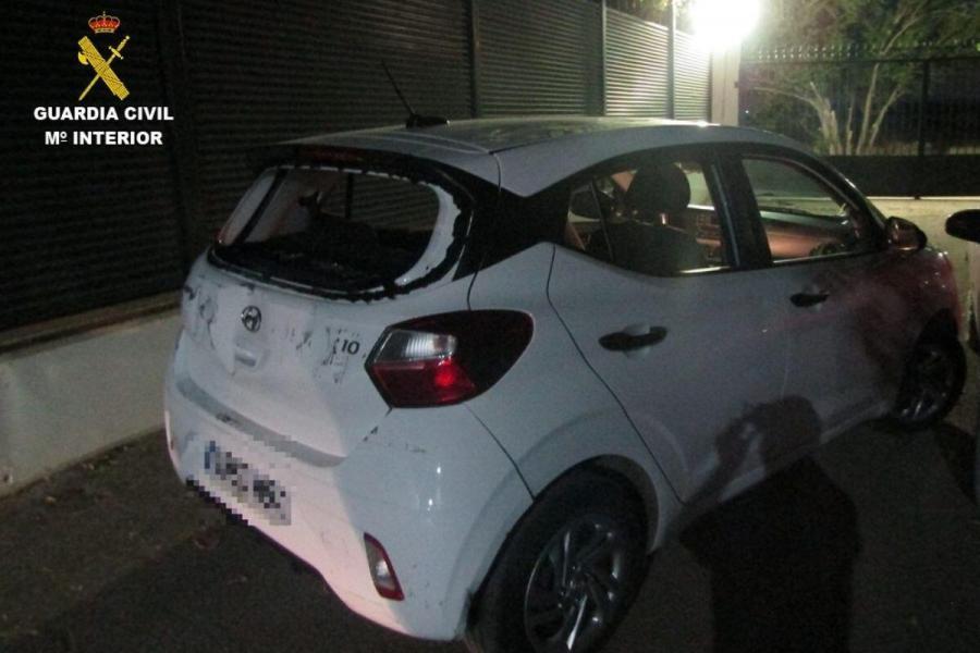 Roba en tres chalets de Tomelloso, embiste a la Guardia Civil y acaba empotrado contra un muro