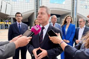Emiliano García-Page atiende a los medios desde Bruselas