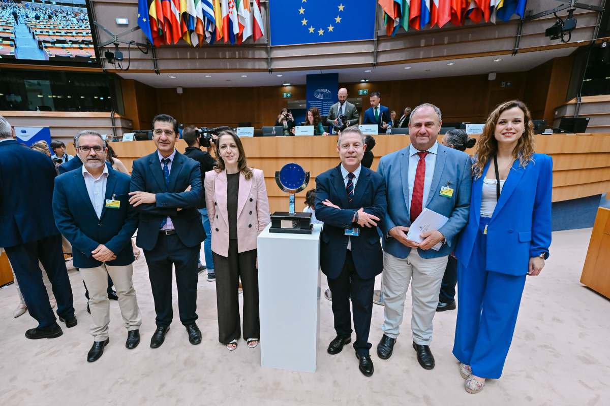 Emiliano García-Page junto a las distintas autoridades que lo han acompañado a la sesión plenaria del Comité Europeo de las Regiones - Foto: European Union / Emile Windal