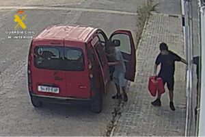Imagen captada por una cámara de seguridad en la que se ve a los dos menores saliendo con objetos robados