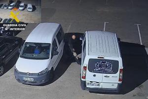 Imagen captada por una cámara de videovigilancia mientras robaban un catalizador