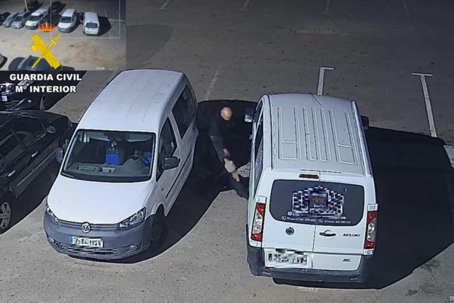 Robaban catalizadores de madrugada por sus metales preciosos y causaron daños de hasta 14.000 euros