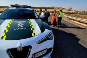 Imagen de un coche de la Guardia Civil de Tráfico en una carretera de Ciudad Real