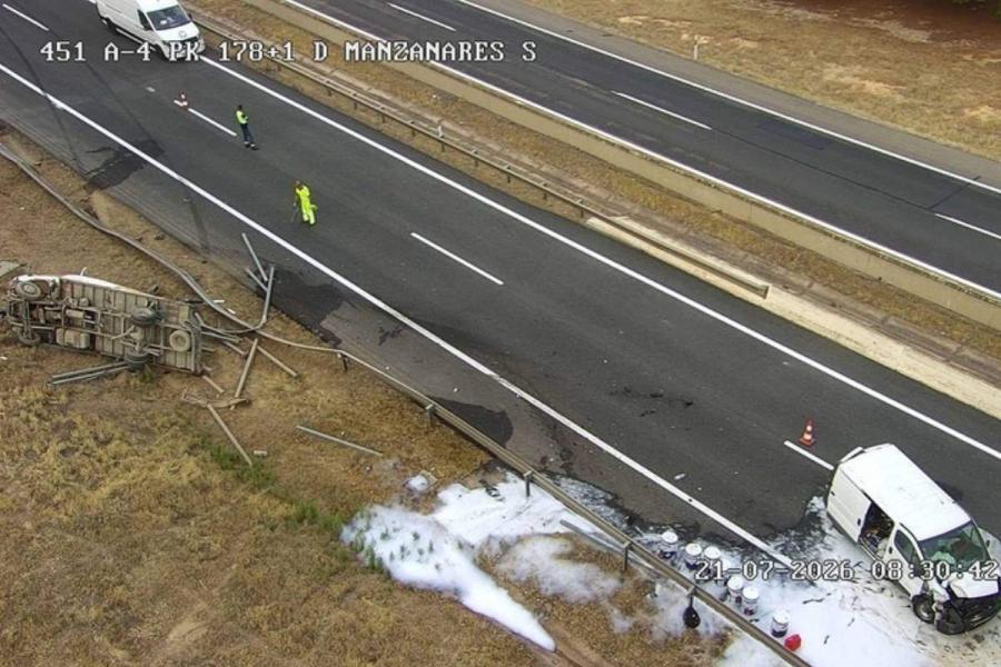 Un accidente y un vertido de gasolina obligan a cortar un carril de la A-4 en Manzanares