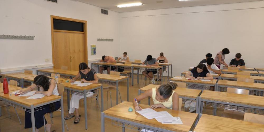 Alumnos realizando un examen de la PAU extraordinaria en la UCLM