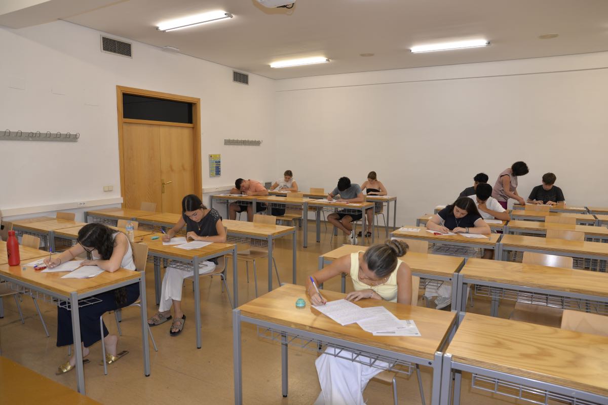 Alumnos realizando un examen de la PAU extraordinaria en la UCLM
