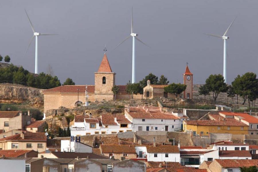 Pioneros desde hace casi 30 años: así se reinventó este pueblo de Castilla-La Mancha gracias a sus molinos