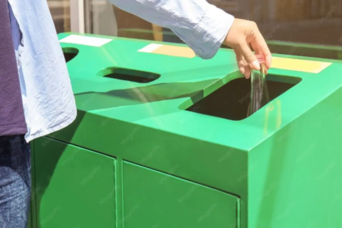 Reciclaje de una botella de vidrio. Imagen de archivo