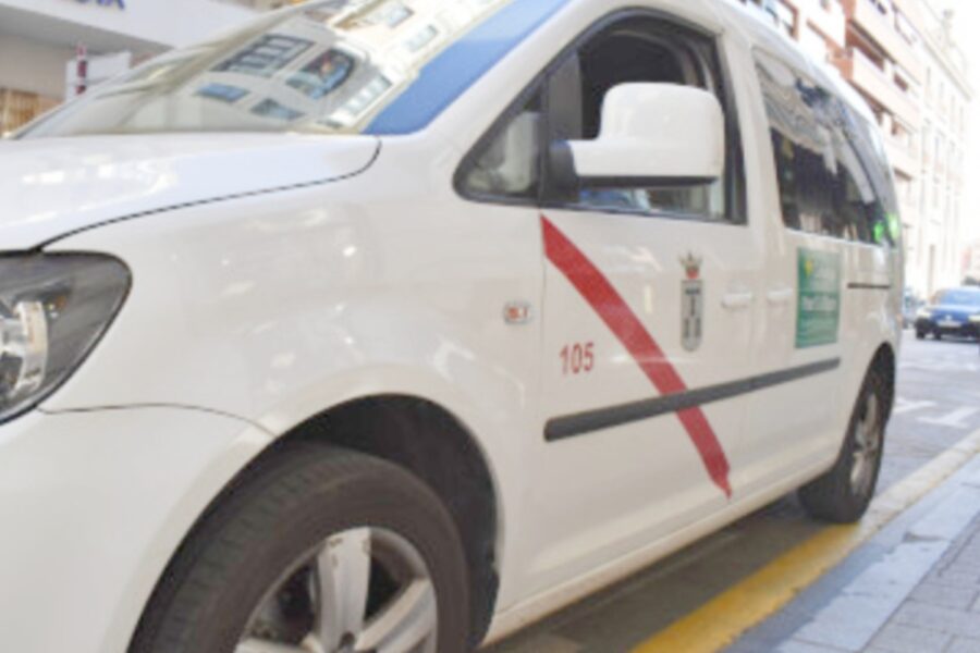 Exigen poner en marcha dos taxis para personas con movilidad reducida en Albacete