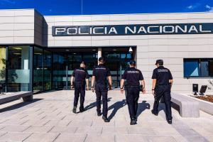 Varios agentes de la Policía Nacional en la Comisaría de Puertollano