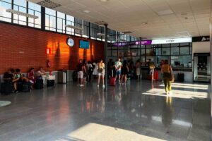 Viajeros varados en la estación de tren de Puertollano