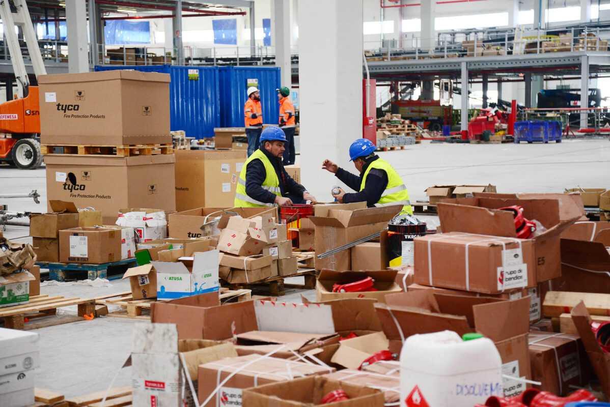 Trabajadores, en plena faena.