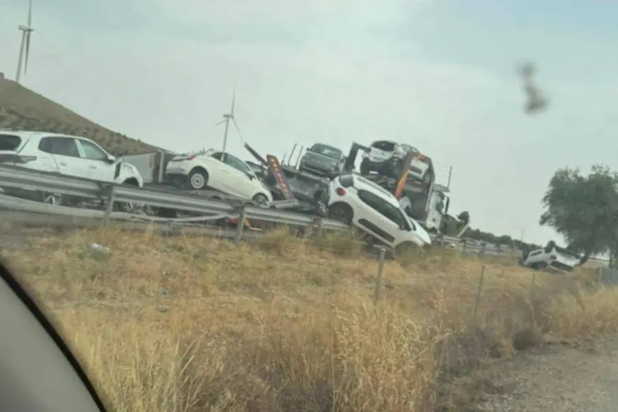 Un camión porta-vehículos se sale de la vía en la A-4 y choca con otro, cuyo conductor resulta herido leve