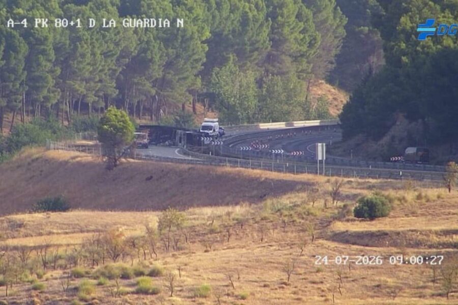 Cortada en parte la A-4 en La Guardia (Toledo) sentido Andalucía por el vuelco de un camión