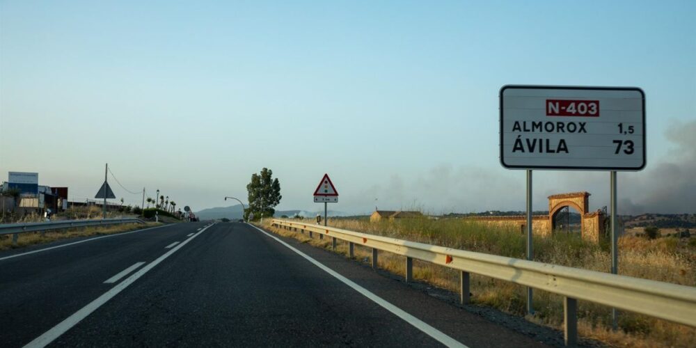 Vista de la columna de humo, en la urbanización El Encinar del Alberche,. Foto: EP.