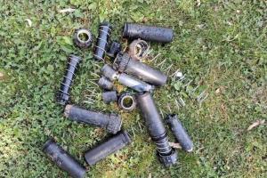Algunos de los aspersores destrozados en Cuenca.