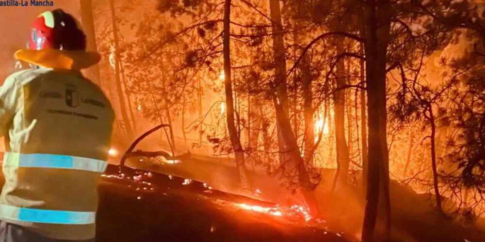Efectivos del Infocam, en el incendio de Burgohondo (Ávila).