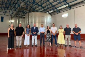 El consejero de Agricultura, Ganadería y Desarrollo Rural, Julián Martínez Lizán, en Bodegas Símbolo.