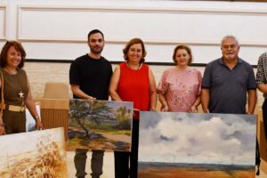 Concepción Cedillo posó con los artistas premiados.