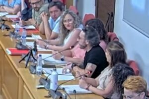De negro, el concejal de Seseña (Toledo) que ha dimitido tras sus polémicas palabras