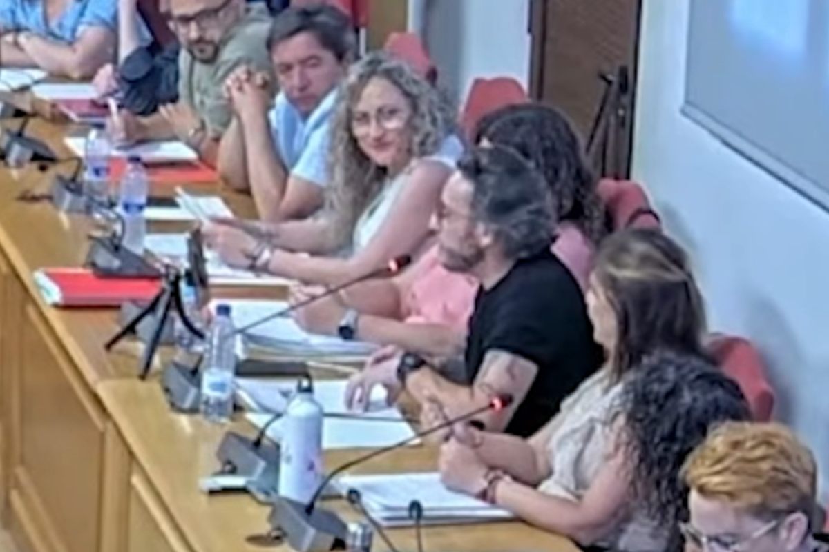 De negro, el concejal de Seseña (Toledo) que ha dimitido tras sus polémicas palabras
