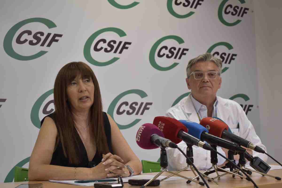 Victoria Gutiérrez, responsable de CSIF Sanidad Toledo, y Miguel Ángel González, médico de Urgencias del HUT y delegado de CSIF Sanidad Toledo.