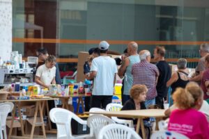 Personas alojadas en Talavera tras ser evacuadas de sus municipios por los incendios en el Valle del Tiétar y la Sierra de San Vicente. - JUANMA JIMÉNEZ/EUROPA PRESS