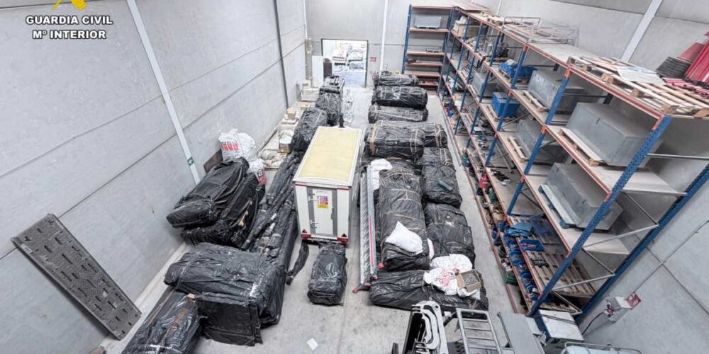 Nave de La Sagra (Toledo) donde se acumulaban 50 toneladas de residuos con amianto. Foto: Guardia Civil