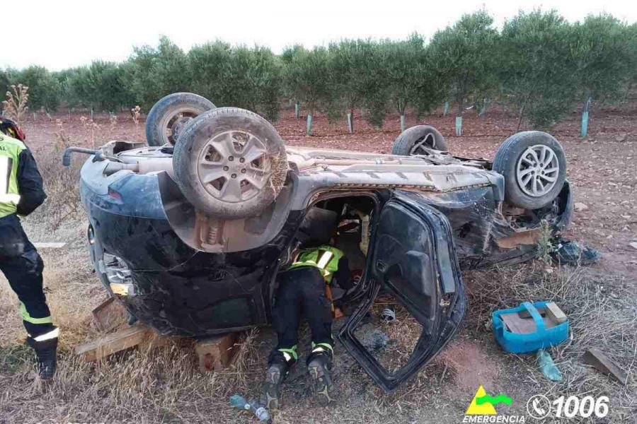 Rescatan a un conductor atrapado al volcar su coche en Campo de Criptana (Ciudad Real)