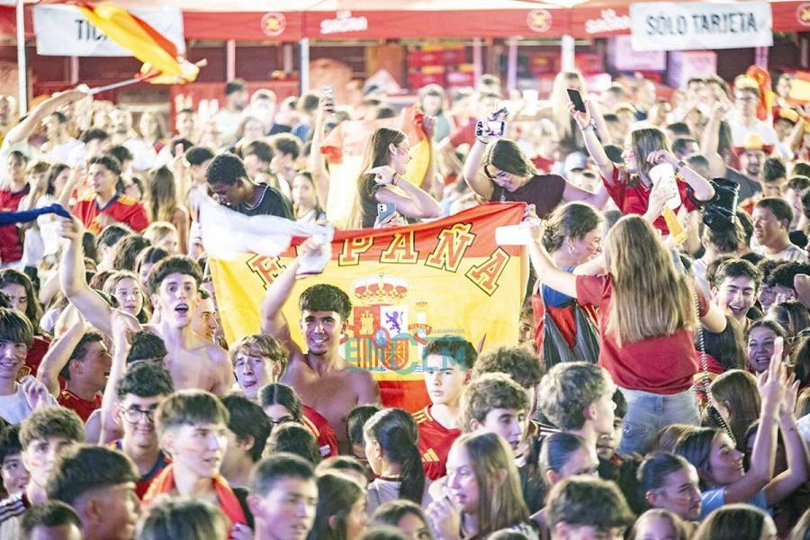 Vídeo | Éxtasis en Toledo en una noche histórica para España: así celebraron 5.000 aficionados el pase a la final