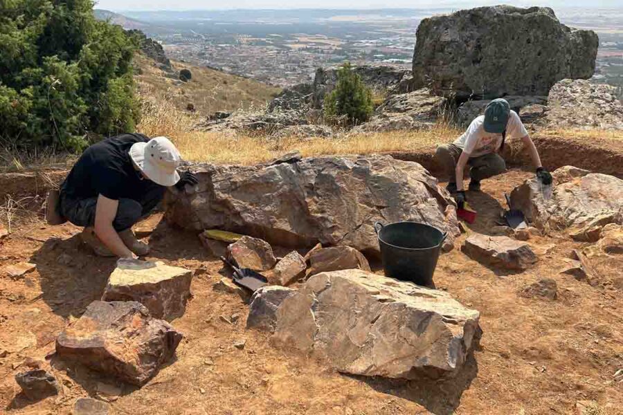 Nuevas excavaciones en Los Yébenes para descubrir todo lo que esconde el nuevo menhir