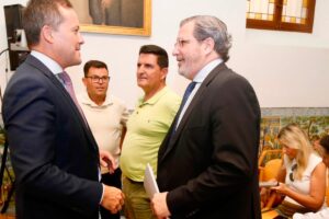 Manuel Madruga conversa con Carlos Velázquez.