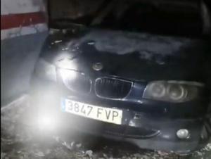 Coche calcinado tras el incendio de un garaje en Tomelloso.