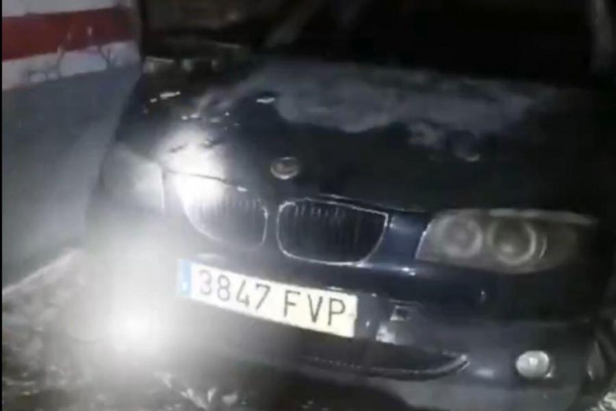 Desalojan un bloque de viviendas en Tomelloso por el incendio de un coche en un garaje