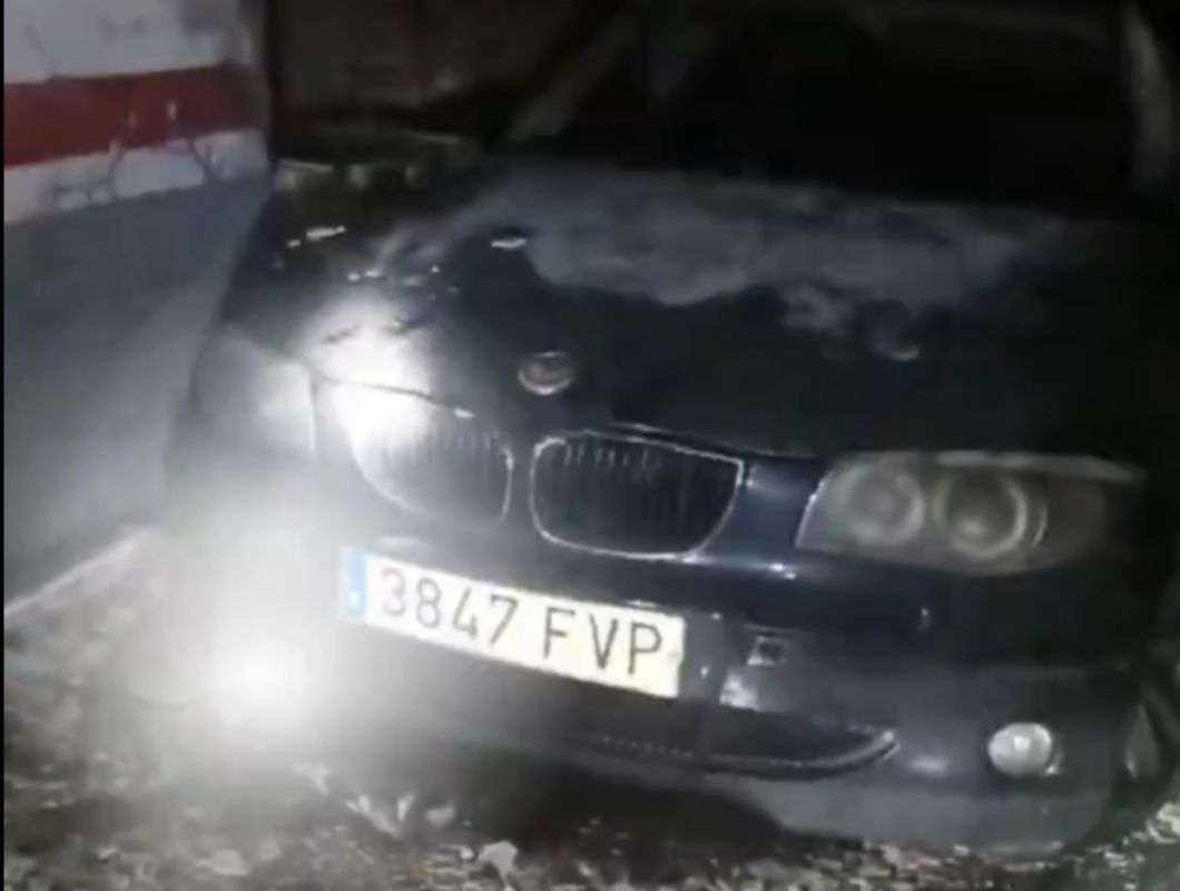 Coche calcinado tras el incendio de un garaje en Tomelloso.