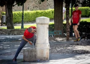Un hombre se refresca en una fuente de Toledo. Foto: ENCLM/Rebeca Arango.