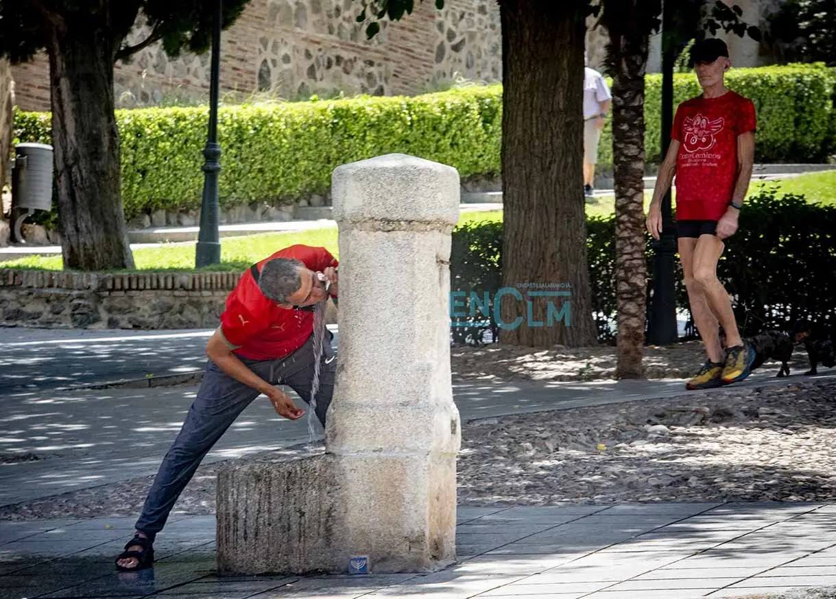 Un hombre se refresca en una fuente de Toledo. Foto: ENCLM/Rebeca Arango.