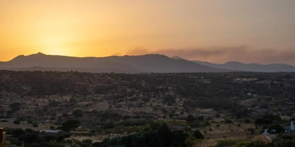 Vista desde la Comunidad de Madrid del humo del incendio forestal de Almorox (Toledo). Foto: - Juanma Jiménez - Europa Press