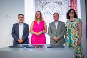 La consejera de Igualdad, Sara Simón, firma, en el Palacio de Fuensalida, un acuerdo en materia LGTBI con UGT, CCOO y CECAM. Fotos A. Pérez Herrera // JCCM