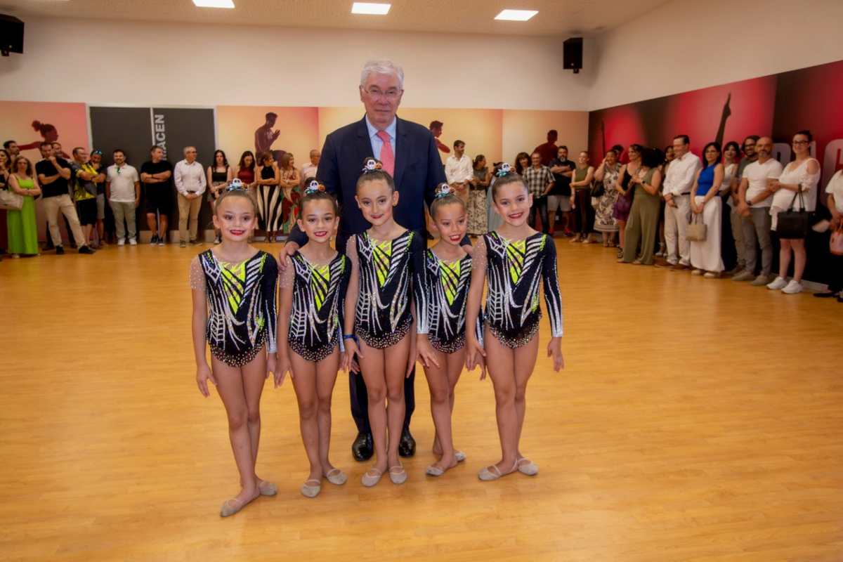 El alcalde de Illescas, José Manuel Tofiño, posó con cuatro jóvenes deportistas.
