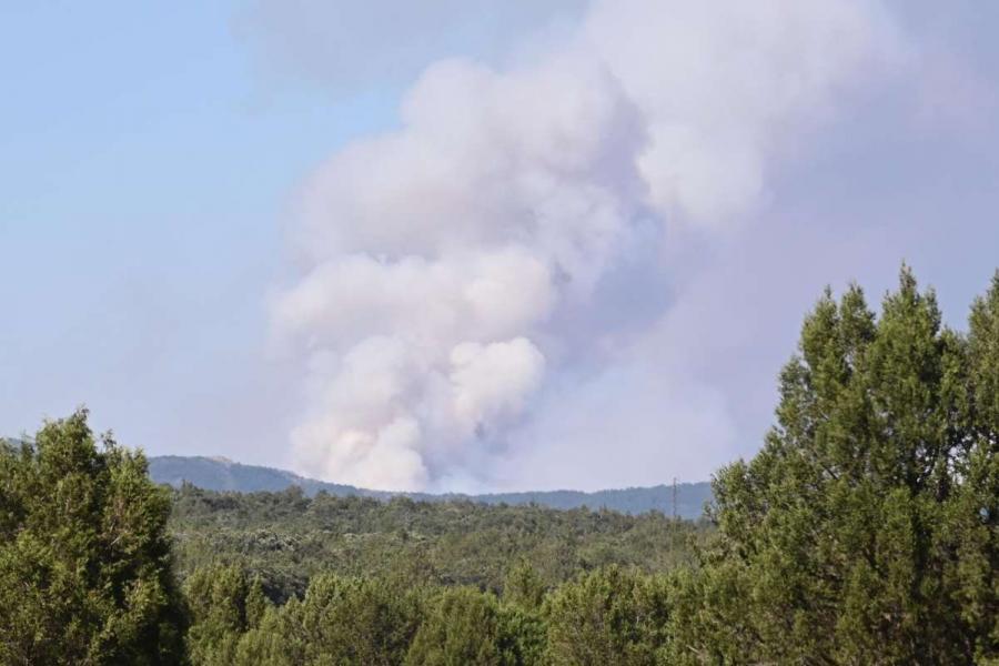 Las hectáreas quemadas siguen creciendo en La Mierla hasta las 32.000 pero el avance de las llamas es más lento
