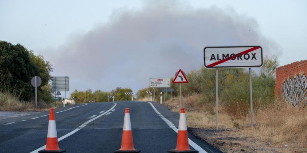 Vista de la columna de humo, en la urbanización El Encinar del Alberche. - Juanma Jiménez - Europa Press