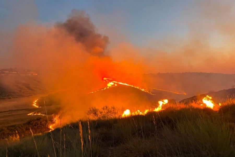 El viento complicó el incendio de Borox (Toledo): el fuego entró en algunos patios en una «noche muy larga»