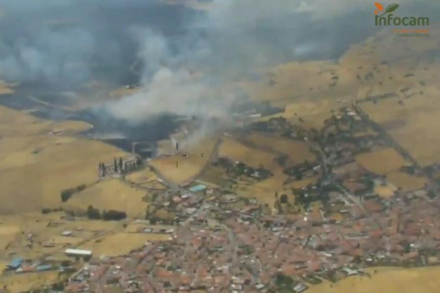 Un incendio obliga a confinar Hinojosas de Calatrava y Cabezarrubias: mandan un Es-Alert a los vecinos