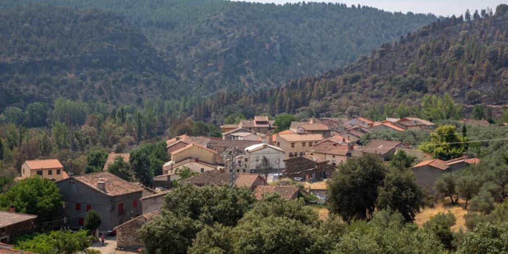 Vista de La Mierla (Guadalajara) con masa forestal quemada de fondo. Foto: Juanma Jiménez-Europa Press