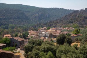 Vista de La Mierla (Guadalajara) con masa forestal quemada de fondo. Foto: Juanma Jiménez-Europa Press