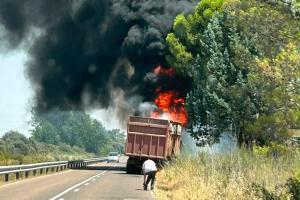 El incendio ha provocado una gran columna de humo. Foto: ENCLM
