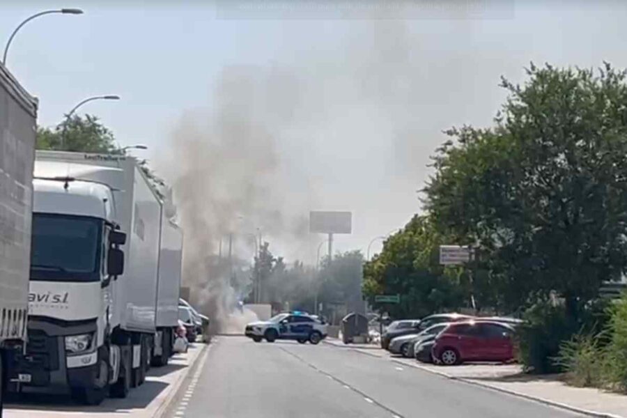 Arde un camión con pacas de paja en el Polígono de Toledo